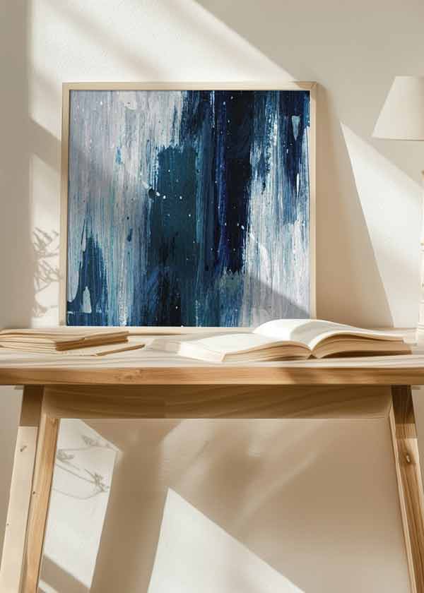 Cuadro cuadrado con composición abstracta de manchas y franjas en azul índigo, azul petróleo, blanco y gris, de estilo abstracto. Disponible en kudeko.com