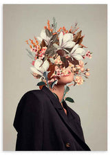 Wandbild mit surrealistischem Frauenporträt aus weißen Magnolien, rosa Blüten, braunen Blättern und feinen Zweigen auf beigem Hintergrund, im ruhigen Illustrationsstil. Erhältlich auf kudeko.com