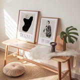 Cuadro de ilustración artística de mujer con camisa de negra sobre fondo beige. Una obra cargada de estilo.