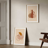 Gerahmtes Wandbild mit drei Vasen in organischen Formen, in Erdtönen, Terrakotta, Beige und Altrosa, auf cremefarbenem Hintergrund, im minimalistischen und klaren Stil. Erhältlich auf kudeko.com
