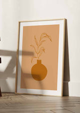 Cuadro de jarrón redondo terracota con ramas finas sobre fondo beige cálido, composición limpia de estilo minimalista. Disponible en kudeko.com