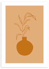 Cuadro de jarrón redondo terracota con ramas finas sobre fondo beige cálido, composición limpia de estilo minimalista. Disponible en kudeko.com