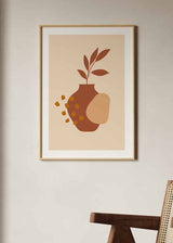 Cuadro con jarrón bohemio terracota, hojas estilizadas, formas orgánicas beige y acentos mostaza sobre fondo crema, de estilo minimalista. Disponible en kudeko.com