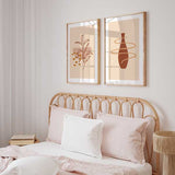 Conjunto de dos cuadros con jarrón bohemio terracota, líneas curvas, rama vegetal, fondo beige y detalles mostaza de estilo minimalista. Disponible en kudeko.com