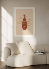 Cuadro con jarrón estilizado terracota sobre fondo beige, rodeado por línea ondulada arena de composición limpia y estilo minimalista. Disponible en kudeko.com