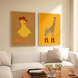 Cuadro de jirafa de cuerpo entero con manchas marrones, fondo mostaza liso y botas vaqueras marrones, de estilo ilustración. Disponible en kudeko.com