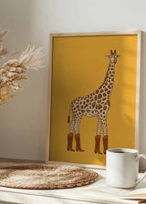 Cuadro de jirafa de cuerpo entero con manchas marrones, fondo mostaza liso y botas vaqueras marrones, de estilo ilustración. Disponible en kudeko.com