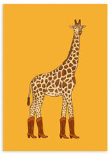 Cuadro de jirafa de cuerpo entero con manchas marrones, fondo mostaza liso y botas vaqueras marrones, de estilo ilustración. Disponible en kudeko.com
