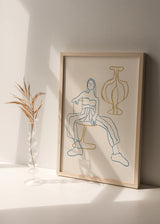 Cuadro con figura femenina sentada en líneas azules, fondo beige y jarrón decorativo dorado, de estilo minimalista. Disponible en kudeko.com