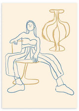Cuadro con figura femenina sentada en líneas azules, fondo beige y jarrón decorativo dorado, de estilo minimalista. Disponible en kudeko.com