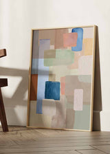 Gerahmtes Wandbild mit abstrakter Komposition aus überlagerten Blöcken in tiefem Blau, Salbeigrün, Altrosa, Beige, Creme und Braun, im klaren zeitgenössischen Stil. Erhältlich auf kudeko.com