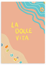 Gerahmtes Wandbild mit Schriftzug La Dolce Vita über einer Strandszene in Koralle, Türkis und Beige, mit Wellenmeer, Sand, Schwimmringen, Getränken und mediterranem Typografie Stil. Erhältlich auf kudeko.com