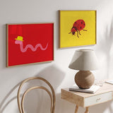 Horizontales Wandbild mit rotem Marienkäfer, schwarzen Punkten, rotem Hut, gelbem Hintergrund und kindlichem Stil für Kinderzimmer, Spielzimmer oder kreative Ecke. Erhältlich auf kudeko.com