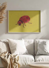 Horizontales Wandbild mit rotem Marienkäfer, schwarzen Punkten, rotem Hut, gelbem Hintergrund und kindlichem Stil für Kinderzimmer, Spielzimmer oder kreative Ecke. Erhältlich auf kudeko.com