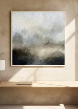Quadratisches Wandbild mit abstrakter Seelandschaft im Nebel, hellem Himmel, weichen Schatten und Tönen in Grau, Beige, Off-White und gedecktem Blau, im abstrakten Stil. Erhältlich auf kudeko.com