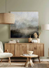 Quadratisches Wandbild mit abstrakter Seelandschaft im Nebel, hellem Himmel, weichen Schatten und Tönen in Grau, Beige, Off-White und gedecktem Blau, im abstrakten Stil. Erhältlich auf kudeko.com