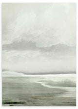 Wandbild mit Seenlandschaft in Graugrün, leichtem Nebel, zarten Bergen, weichem Horizont und natürlichem Landschaftsstil. Erhältlich auf kudeko.com
