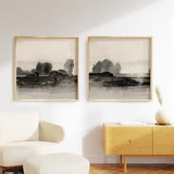 Quadratisches Wandbild mit Landschaft aus Hügeln, Baumgruppen und Wasser in Schwarz, Rauchgrau und hellem Beige, mit diffuser Komposition im minimalistischen Stil. Erhältlich auf kudeko.com