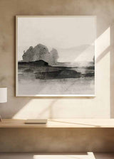 Quadratisches Wandbild mit Landschaft aus Hügeln, Baumgruppen und Wasser in Schwarz, Rauchgrau und hellem Beige, mit diffuser Komposition im minimalistischen Stil. Erhältlich auf kudeko.com
