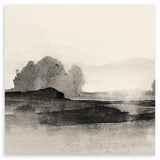 Quadratisches Wandbild mit Landschaft aus Hügeln, Baumgruppen und Wasser in Schwarz, Rauchgrau und hellem Beige, mit diffuser Komposition im minimalistischen Stil. Erhältlich auf kudeko.com