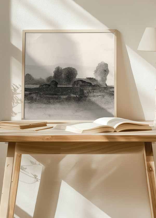 Quadratisches Wandbild mit abstrakter Landschaft aus Bäumen, Felsformen und nebligem Horizont in Schwarz, Rauchgrau und hellem Beige, im ruhigen, reduzierten Stil. Erhältlich auf kudeko.com
