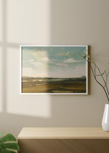 Cuadro horizontal de paisaje abierto con cielo azul verdoso, nubes claras, horizonte lejano y campos en tonos tierra y oliva, de estilo naturaleza y paisajes. Disponible en kudeko.com