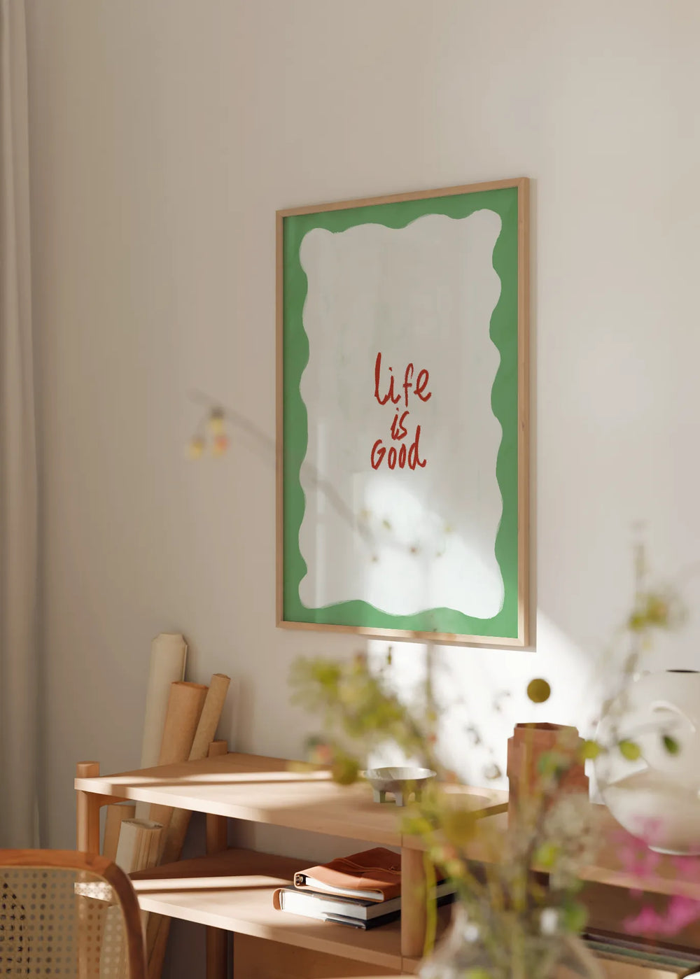 Tableau décoratif de style minimaliste et organique placé dans une cuisine, avec phrase décorative joyeuse en tons frais, modèle Life is good. Disponible sur kudeko.com