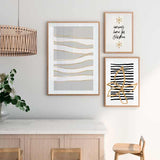 Quadro com linhas onduladas brancas sobre fundo cinzento claro, detalhes dourados finos e estilo minimalista de estética serena. Disponível em kudeko.com