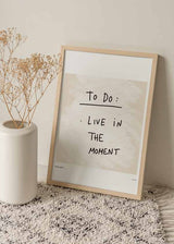 Cuadro con frase "To do: Live in the moment", una frase que viene bien ver todos los días