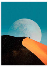 Gerahmtes Wandbild mit großem weißem Mond, türkisfarbenem Himmel, orangefarbener Düne, einsamer Silhouette und dunkler Landschaft im fotografischen surrealen Stil. Erhältlich auf kudeko.com