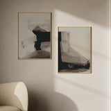 Cuadro con composición abstracta de manchas negras, grises y blanco roto, con formas amplias y contraste suave, de estilo abstracto. Disponible en kudeko.com
