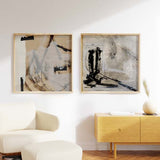 Cuadro cuadrado con composición abstracta de trazos negros, manchas oscuras, líneas sueltas y fondo beige grisáceo, de estilo abstracto. Disponible en kudeko.com