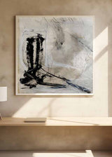 Cuadro cuadrado con composición abstracta de trazos negros, manchas oscuras, líneas sueltas y fondo beige grisáceo, de estilo abstracto. Disponible en kudeko.com