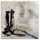 Cuadro cuadrado con composición abstracta de trazos negros, manchas oscuras, líneas sueltas y fondo beige grisáceo, de estilo abstracto. Disponible en kudeko.com
