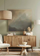 Quadratisches Wandbild mit Gewitterhimmel in sanftem Nebel, diffusen Wolken in Graugrün, Beige und Sand, im Natur- und Landschaftsstil für eine ruhige Wandgestaltung. Erhältlich auf kudeko.com