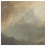 Quadratisches Wandbild mit Gewitterhimmel in sanftem Nebel, diffusen Wolken in Graugrün, Beige und Sand, im Natur- und Landschaftsstil für eine ruhige Wandgestaltung. Erhältlich auf kudeko.com