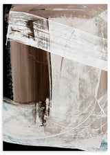 Wandbild mit abstrakter Komposition in Beige, Off-White, Dunkelbraun und Schwarz, überlagerten Formen, hellem Diagonalband und feinen geschwungenen Linien im modernen Stil. Erhältlich auf kudeko.com