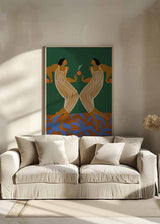 Cuadro de dos figuras femeninas simétricas con vestidos claros, fondo verde oscuro, suelo marrón y hojas azules, de estilo ilustración. Disponible en kudeko.com