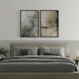 Cuadro con composición abstracta de formas fluidas, veladuras suaves y tonos gris perla, blanco roto y verde salvia, de estilo abstracto. Disponible en kudeko.com