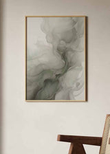 Cuadro con composición abstracta de formas fluidas, veladuras suaves y tonos gris perla, blanco roto y verde salvia, de estilo abstracto. Disponible en kudeko.com