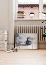 Horizontales Wandbild mit schwarzer Dampflok auf verschneiten Gleisen, dichtem weißem Rauch, winterlicher Landschaft in Grau, Weiß und Schwarz, im fotografischen Retro Stil. Erhältlich auf kudeko.com