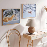 Horizontales Wandbild mit einer Eisbärin und ihrem Jungen im weißen Schnee, zwischen winterlichen Bäumen, in Creme, sanftem Blau und natürlichem fotografischem Stil. Erhältlich auf kudeko.com