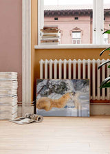 Horizontales Wandbild mit einer Eisbärin und ihrem Jungen im weißen Schnee, zwischen winterlichen Bäumen, in Creme, sanftem Blau und natürlichem fotografischem Stil. Erhältlich auf kudeko.com