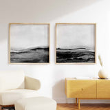 Quadro quadrado emoldurado com paisagem abstrata de colinas difusas, horizonte sereno, tons de branco, cinzento e preto, num estilo abstrato sóbrio e depurado. Disponível em kudeko.com