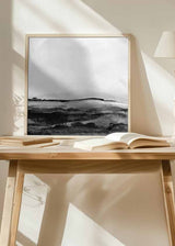 Quadro quadrado emoldurado com paisagem abstrata de colinas difusas, horizonte sereno, tons de branco, cinzento e preto, num estilo abstrato sóbrio e depurado. Disponível em kudeko.com