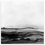 Quadro quadrado emoldurado com paisagem abstrata de colinas difusas, horizonte sereno, tons de branco, cinzento e preto, num estilo abstrato sóbrio e depurado. Disponível em kudeko.com