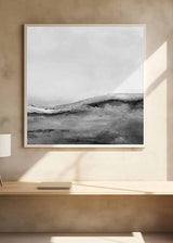 Cuadro cuadrado de paisaje abstracto en tonos blanco, gris y negro, con colinas difusas, zona de agua suave y atmósfera serena, de estilo abstracto. Disponible en kudeko.com