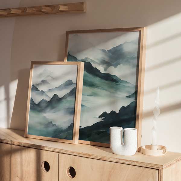Conjunto de dos cuadros con montañas brumosas, lagos suaves, capas de niebla y tonos verde agua, azul grisáceo y negro, de estilo naturaleza y paisajes. Disponible en kudeko.com