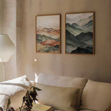 Wandbild mit übereinanderliegenden Bergen in Ocker, Terrakotta, Beige, Olivgrün und sanftem Grau, im Natur- und Landschaftsstil mit klarer Gestaltung. Erhältlich auf kudeko.com