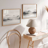 Cuadro horizontal de estilo abstracto con montañas en tonos claros y grises